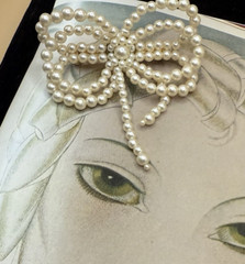 VINTAGE FAUX WHITE GOLD PEARL BOW HAIR BARRETTE CLIP HAIR ACCESSORY Drop Pearls