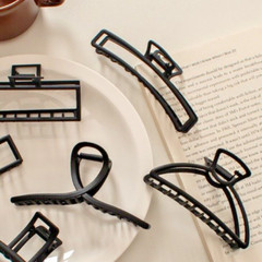 Random 2 PCS Lot 2 Hair Claw Clips Metal Elegent Black Women Suitable Hairstyle