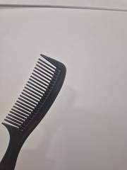 Used Professional Black Hair Comb – Durable Styling Tool for Salon & Home Use