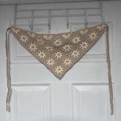 Handmade Crochet Daisy Bandana Scarf – Beige with White & Yellow Daisies