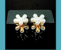 2 small mini hair claw clips gold flower girl daisy metal side faux pearl set