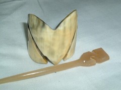 HAND CARVED BOVINE HORN BUN HOLDER W STICK HAIR ACCESSORY NWT