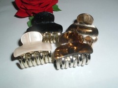 4 LUCITE GOLD BLACK BROWN PEARL WHITE HAIR CLAW CLIPS 1.5″ NWT