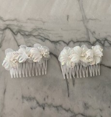 (2) Vintage Classic White Fabric Flowers On Plastic Hair Combs Bridal Wedding