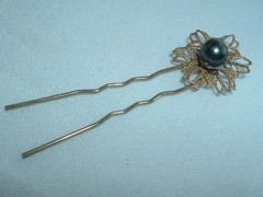 VINTAGE GOLD TONE FILIGREE FLOWER BLACK FAUX PEARL HAIR PIN