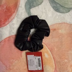 NWT! Rare SPANX Black FAUX LEATHER Hair SCRUNCHIE / HAIR TIE / HAIRBOW ~ OSFM