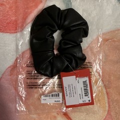 NWT! Rare SPANX Black FAUX LEATHER Hair SCRUNCHIE / HAIR TIE / HAIRBOW ~ OSFM