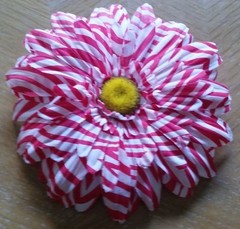 Flower Hair Clip, White/Pink Daisy Flower (Never Used)