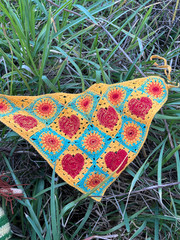 CROCHETED TRIANGLE HEADSCARF WITH HEARTS VALENTINES DAY