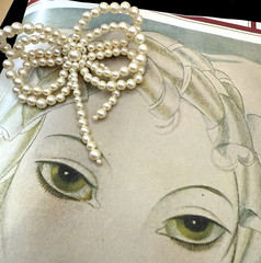VINTAGE FAUX WHITE GOLD PEARL BOW HAIR BARRETTE CLIP HAIR ACCESSORY Drop Pearls