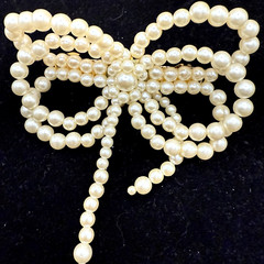VINTAGE FAUX WHITE GOLD PEARL BOW HAIR BARRETTE CLIP HAIR ACCESSORY Drop Pearls