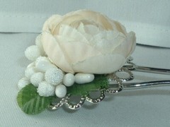 VINTAGE CREAM FABRIC ROSE BUD FLOWER METAL HAIR STICK BUN HOLDER UP DO ACCESSORY