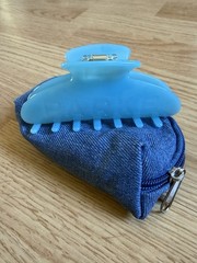 PARKE Sky Blue Plastic Hair Claw Clip w/ Logo Accent & Blue Denim Zip Pouch