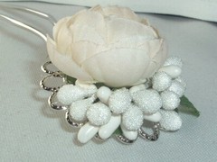 VINTAGE CREAM FABRIC ROSE BUD FLOWER METAL HAIR STICK BUN HOLDER UP DO ACCESSORY